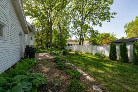 Exterior - 4 Dunbar Dr, Bloomington, IL 61701 photo 8 of 25