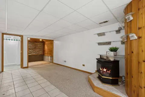 Living - 5508 Fox Lake Rd, Mchenry, IL 60051 photo 4 of 5