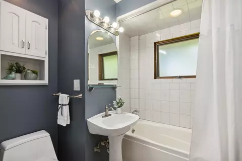 Bath - 5508 Fox Lake Rd, Mchenry, IL 60051 photo 1 of 2