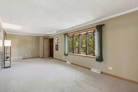 Living - 5508 Fox Lake Rd, Mchenry, IL 60051 photo 2 of 5