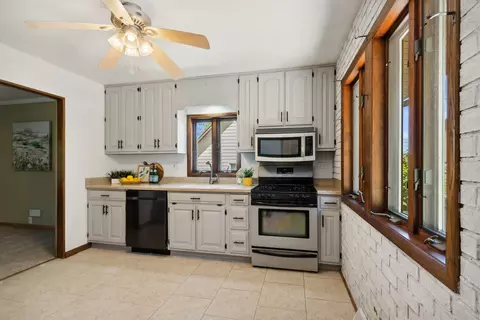 Kitchen - 5508 Fox Lake Rd, Mchenry, IL 60051 photo 1 of 2
