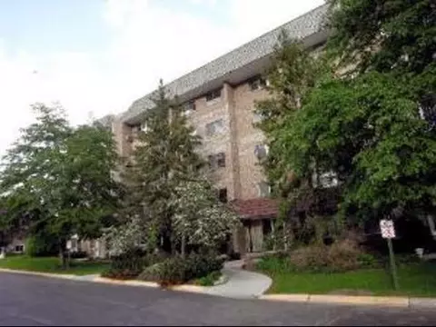 10353 Dearlove Rd #4B, Glenview, IL 60025