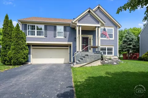 11 Lincoln Ct, South Elgin, IL 60177