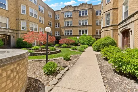 6318 N Richmond St #3A, Chicago, IL 60659