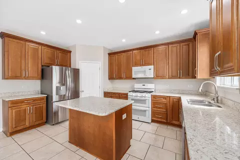 Kitchen - 1909 Caton Ridge Dr, Plainfield, IL 60586 photo 2 of 3