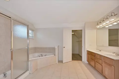 Bath - 2105 Hearthstone Dr, Bartlett, IL 60103 photo 2 of 4