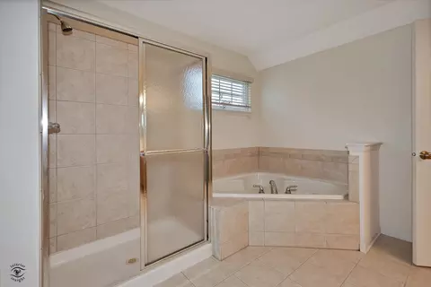 Bath - 2105 Hearthstone Dr, Bartlett, IL 60103 photo 3 of 4