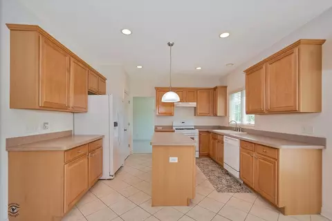 Kitchen - 2105 Hearthstone Dr, Bartlett, IL 60103 photo 2 of 2