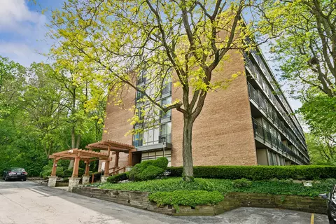 5810 Oakwood Dr #2E, Lisle, IL 60532