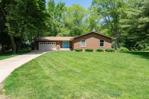 1107 Oak Creek Cir, Mahomet, IL 61853