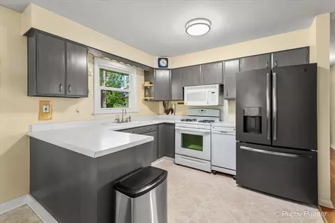 521 Crest Dr, Cary, IL 60013 photo 6