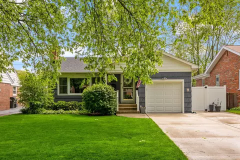 821 S Madison Ave, La Grange, IL 60525