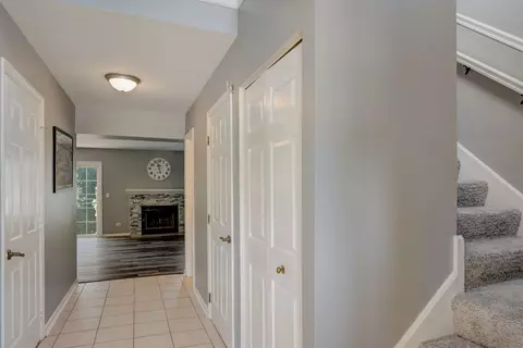 973 Old Oak Cir, Algonquin, IL 60102 photo 2