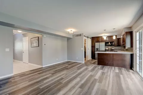 973 Old Oak Cir, Algonquin, IL 60102 photo 4