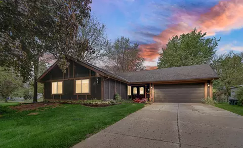 5218 E Arlington Dr, Hanover Park, IL 60133