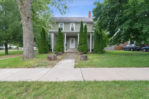 405 S Division St, Chenoa, IL 61726
