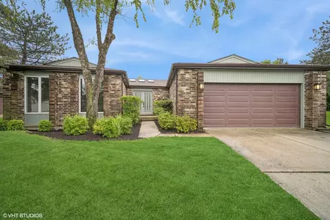 217 Arrowwood Dr, Northbrook, IL 60062
