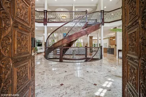 Entry Way - 1317 Wagner Rd, Glenview, IL 60025 photo 2 of 7
