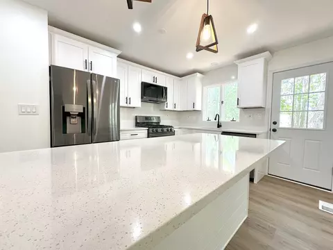 Kitchen - 1000 Pine St, Fox River Grove, IL 60021 photo 8 of 8