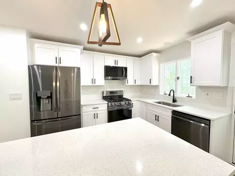 Kitchen - 1000 Pine St, Fox River Grove, IL 60021 photo 2 of 8