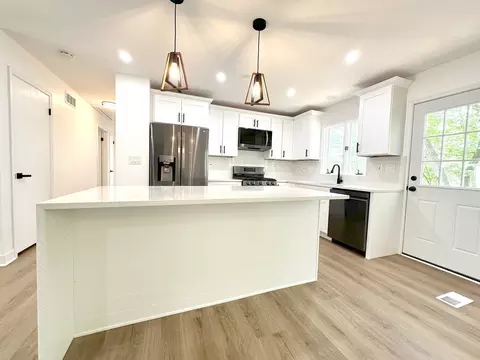 Kitchen - 1000 Pine St, Fox River Grove, IL 60021 photo 3 of 8