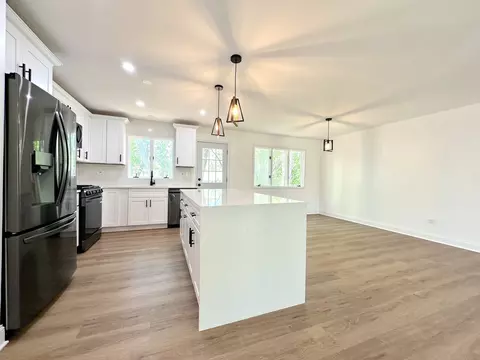 Kitchen - 1000 Pine St, Fox River Grove, IL 60021 photo 1 of 8