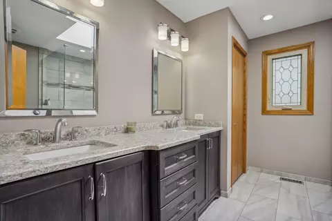 Bath - 18809 Dickens Dr, Mokena, IL 60448 photo 2 of 6