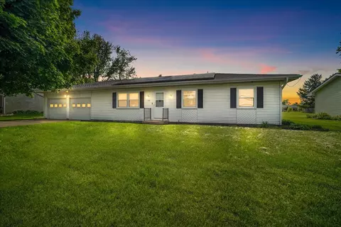 104 Hilton Dr, Lexington, IL 61753