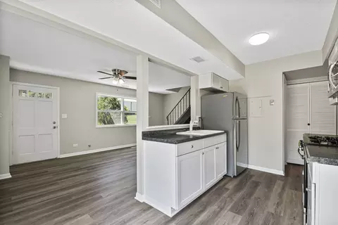 Kitchen - 184 Rita Ct #C, Bartlett, IL 60103 photo 4 of 4