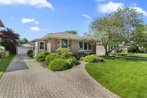 8009 Country Club Ln, North Riverside, IL 60546