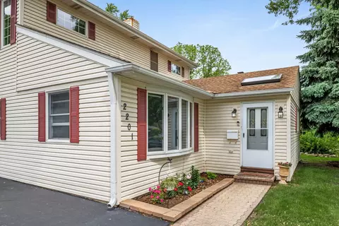 2201 Robin Ln, Rolling Meadows, IL 60008 photo 3