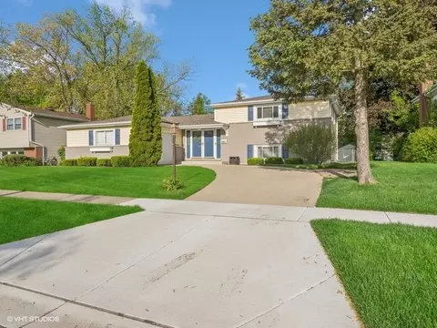 2402 N Champlain St, Arlington Heights, IL 60004