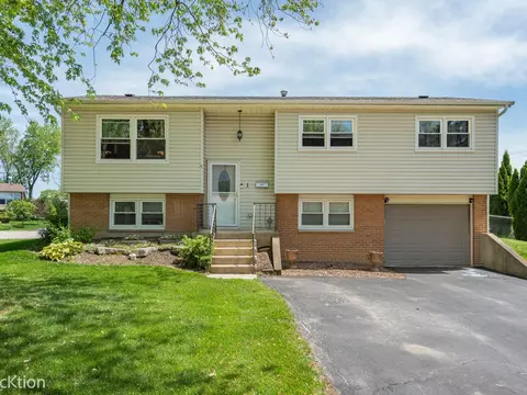 1 Highland Ct, Woodridge, IL 60517