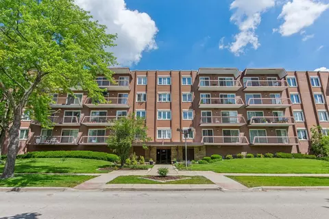8000 W Foster Ln #209, Niles, IL 60714