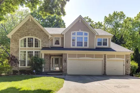 35 River Oaks Cir E, Buffalo Grove, IL 60089