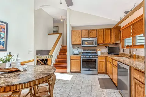 519 Hampton Cir, Bartlett, IL 60103 photo 7