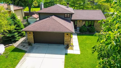 519 Hampton Cir, Bartlett, IL 60103 photo 3