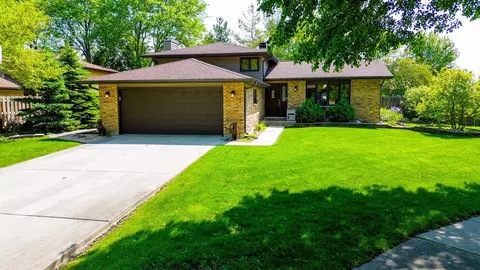 519 Hampton Cir, Bartlett, IL 60103 photo 2