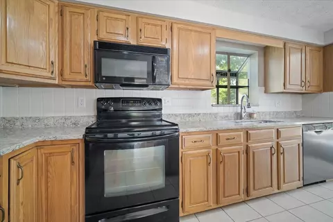 Kitchen - 1701 E Jackson St, Bloomington, IL 61701 photo 4 of 4