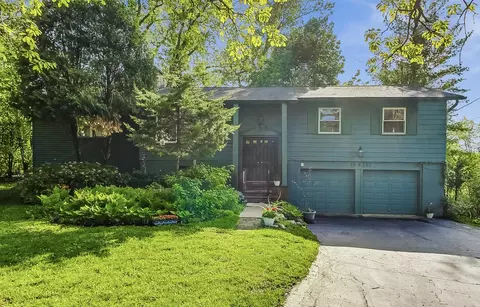 10 S140 Leonard Dr, Willowbrook, IL 60527