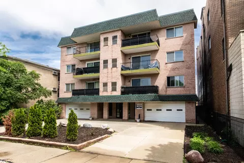 5460 W Higgins Ave #203, Chicago, IL 60630