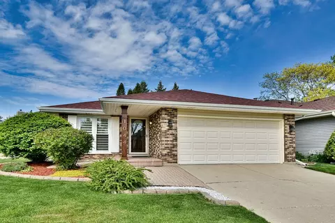 1044 Fulton Dr, Streamwood, IL 60107