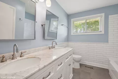 Bath - 433 Turf Ln, Wheaton, IL 60187 photo 2 of 2