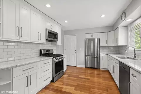 Kitchen - 433 Turf Ln, Wheaton, IL 60187 photo 1 of 2