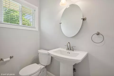 Bath - 433 Turf Ln, Wheaton, IL 60187 photo 1 of 2