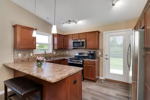 Kitchen - 51 Winding Way, Bloomington, IL 61705 photo 2 of 5