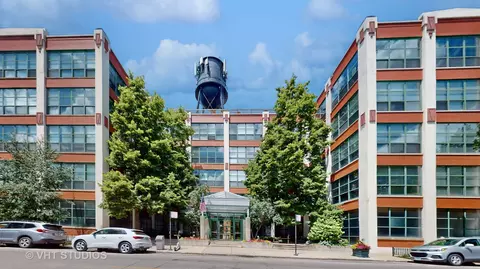 1800 W Roscoe St #406, Chicago, IL 60657