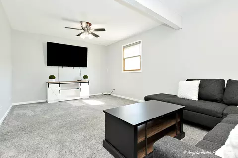 Living - 1304 Jasper Dr, Mchenry, IL 60051 photo 2 of 4
