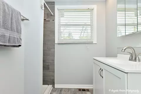Bath - 1304 Jasper Dr, Mchenry, IL 60051 photo 1 of 2
