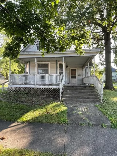 803 N 6th St, Marshall, IL 62441